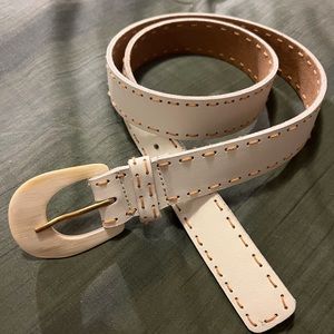 White leather belt with horn buckle